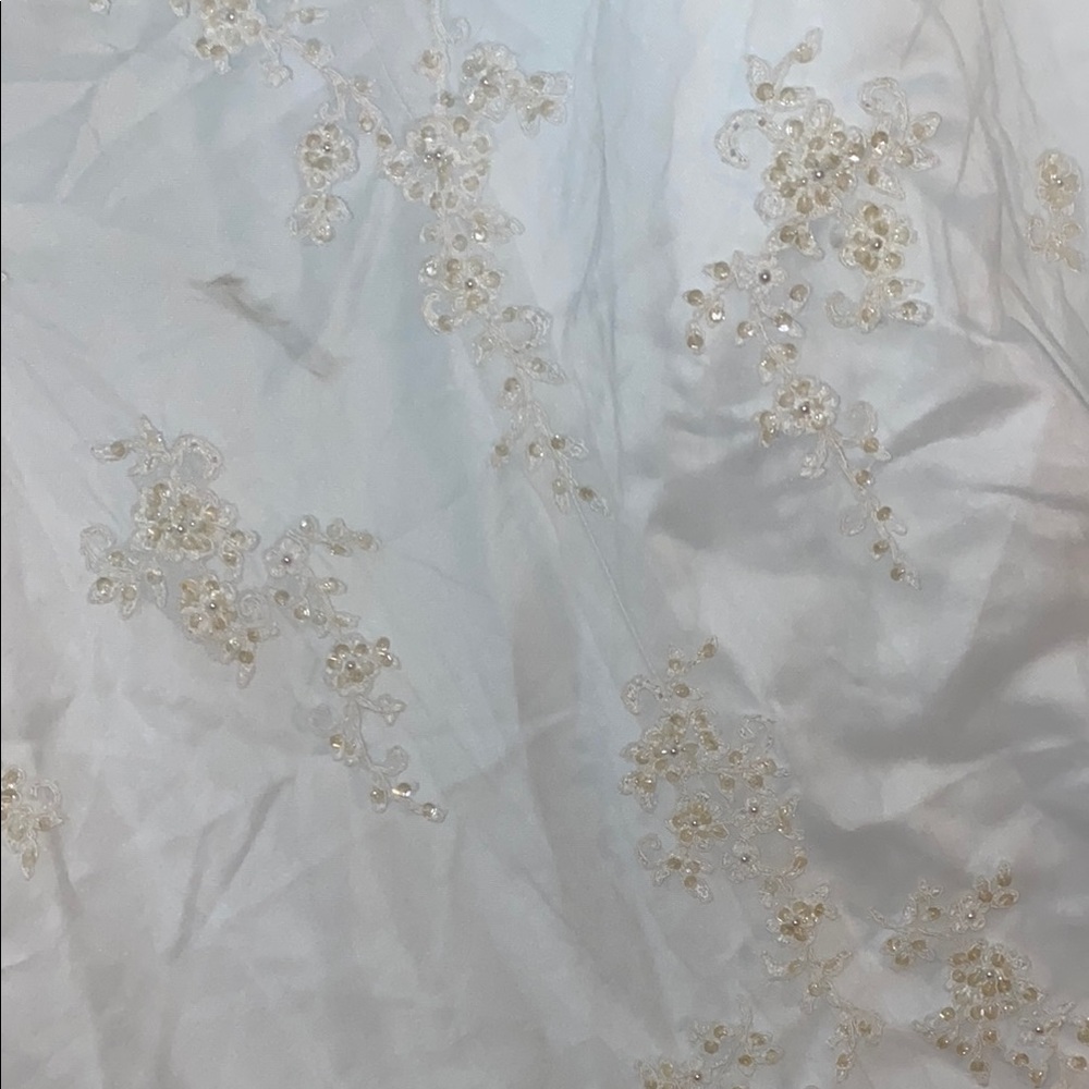 Alfred Angelo Elegant White Lace Wedding Dress - Picture 8 of 11